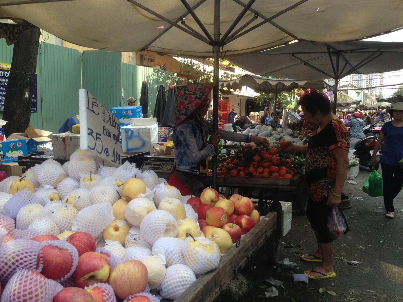 Trái cây 'khổng lồ' gắn mác ngoại bày bán giá rẻ trên vỉa hè Sài Gòn ảnh 11