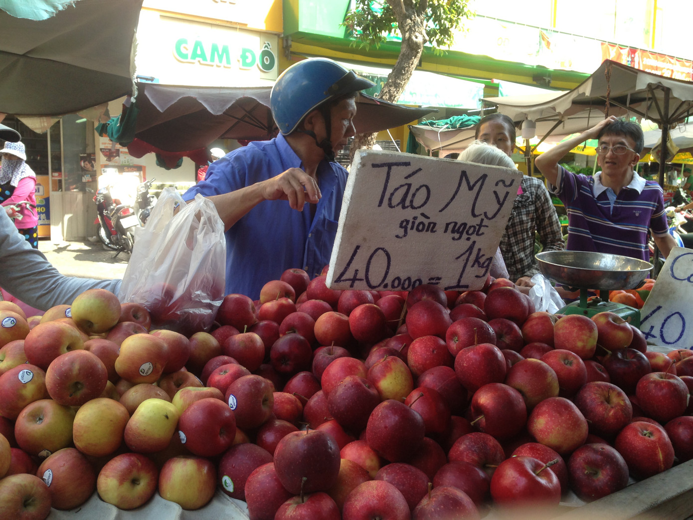 Trái cây 'khổng lồ' gắn mác ngoại bày bán giá rẻ trên vỉa hè Sài Gòn ảnh 7