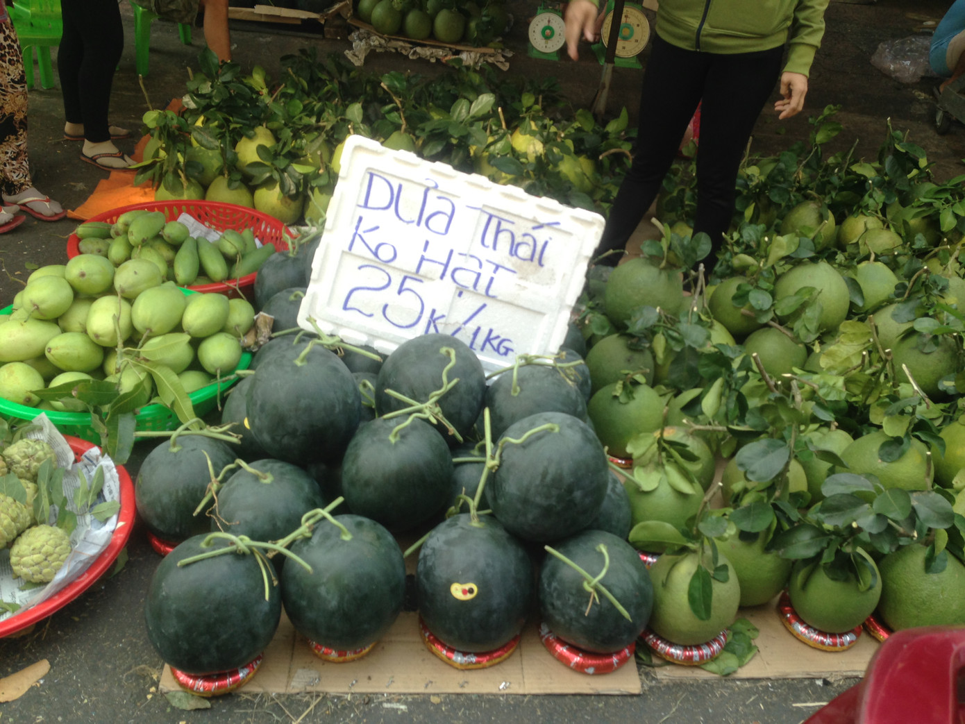 Trái cây 'khổng lồ' gắn mác ngoại bày bán giá rẻ trên vỉa hè Sài Gòn ảnh 12