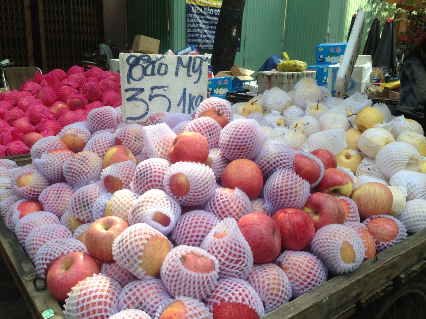 Trái cây 'khổng lồ' gắn mác ngoại bày bán giá rẻ trên vỉa hè Sài Gòn ảnh 9