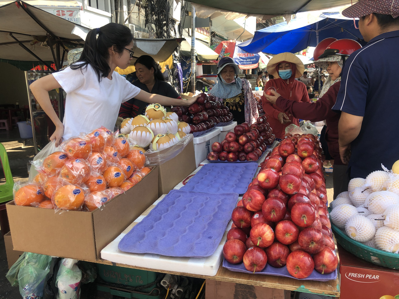 Trái cây 'khổng lồ' gắn mác ngoại bày bán giá rẻ trên vỉa hè Sài Gòn ảnh 10