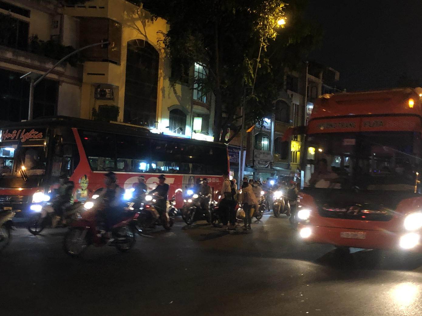 Nghìn nghịt người chen chân mua vé về quê trong đêm cuối năm ảnh 18