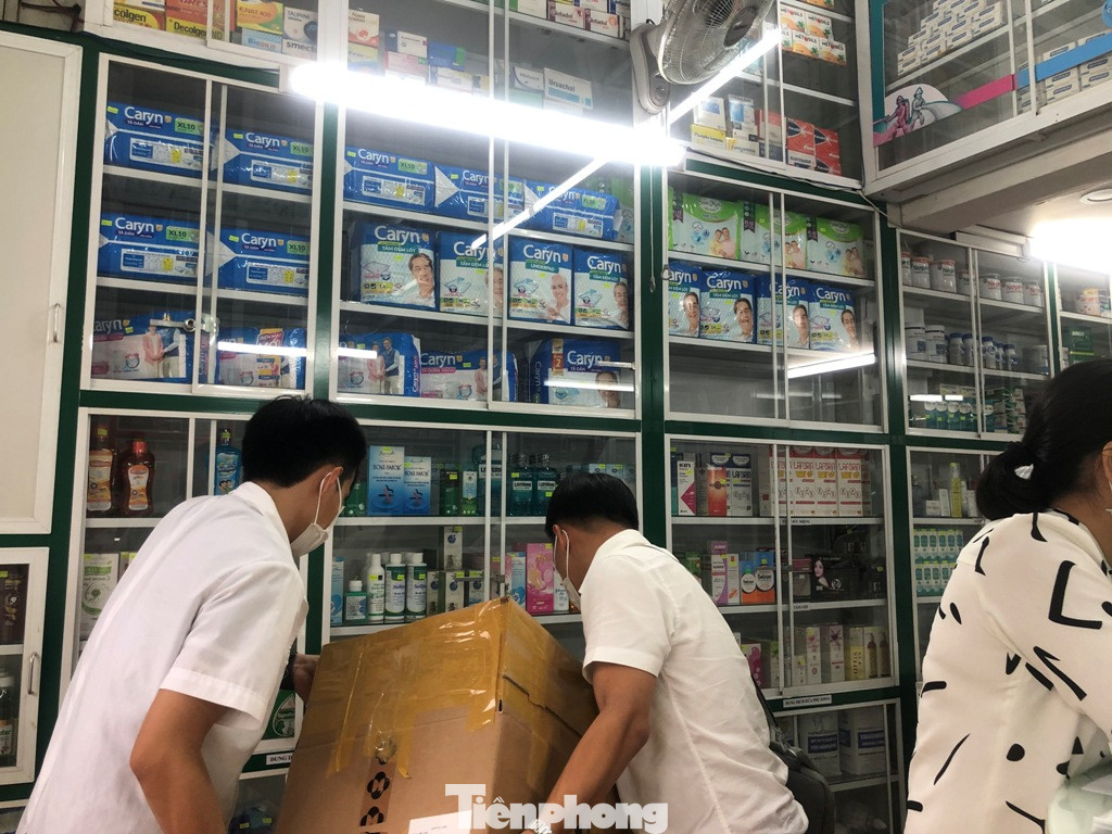 TPHCM: Đột kích nhà thuốc, phát hiện nhiều thực phẩm chức năng không rõ nguồn gốc ảnh 8