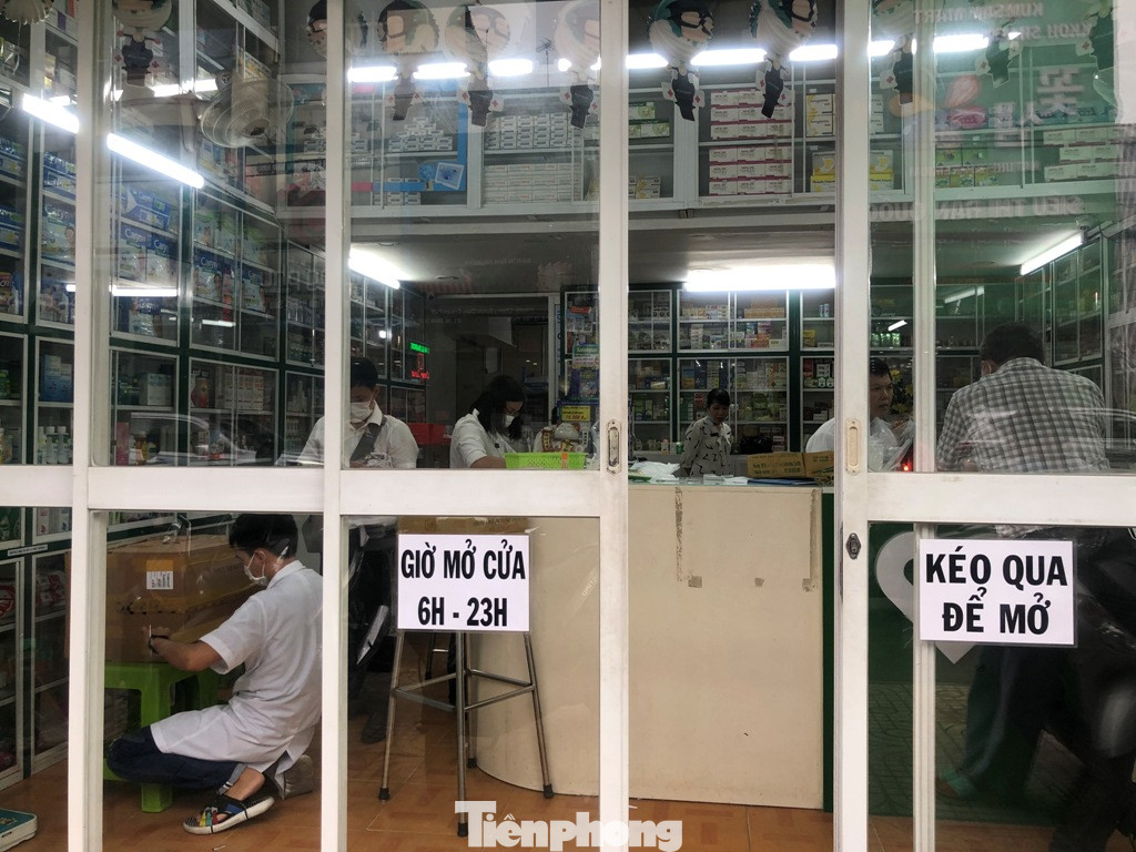 TPHCM: Đột kích nhà thuốc, phát hiện nhiều thực phẩm chức năng không rõ nguồn gốc ảnh 7