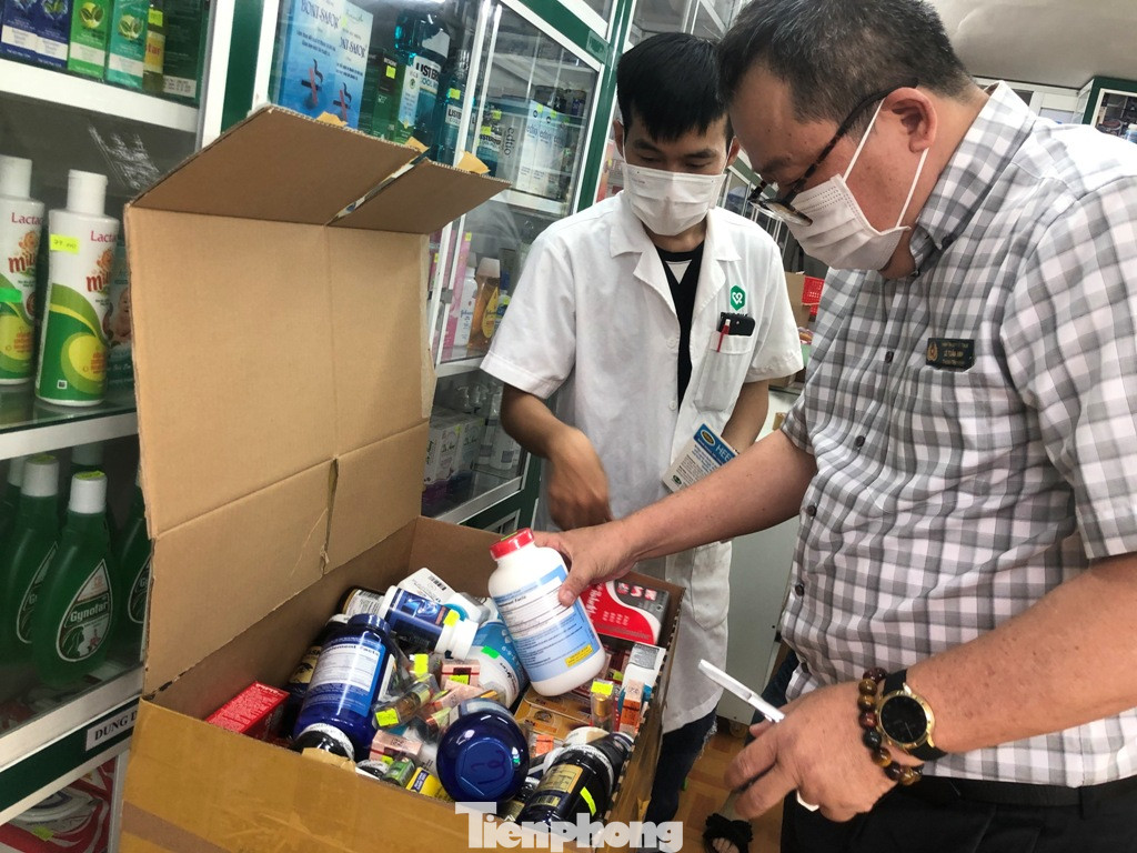 TPHCM: Đột kích nhà thuốc, phát hiện nhiều thực phẩm chức năng không rõ nguồn gốc ảnh 2