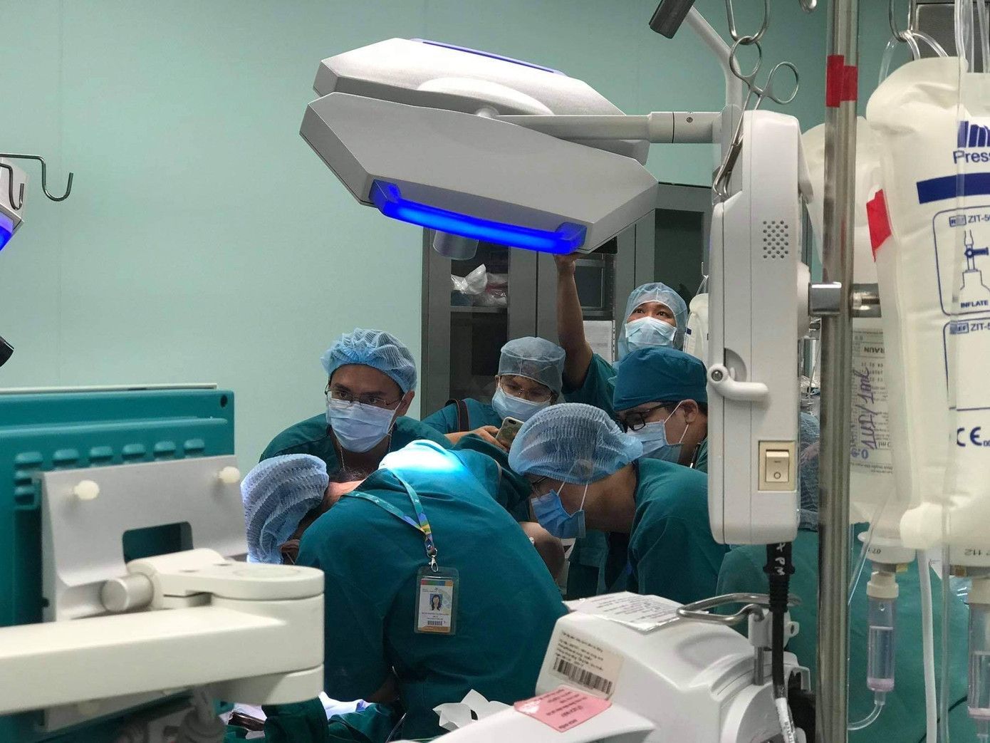 Phẫu thuật tách cặp song sinh 'dùng chung một tã': Cha mẹ khóc nức nở ảnh 7