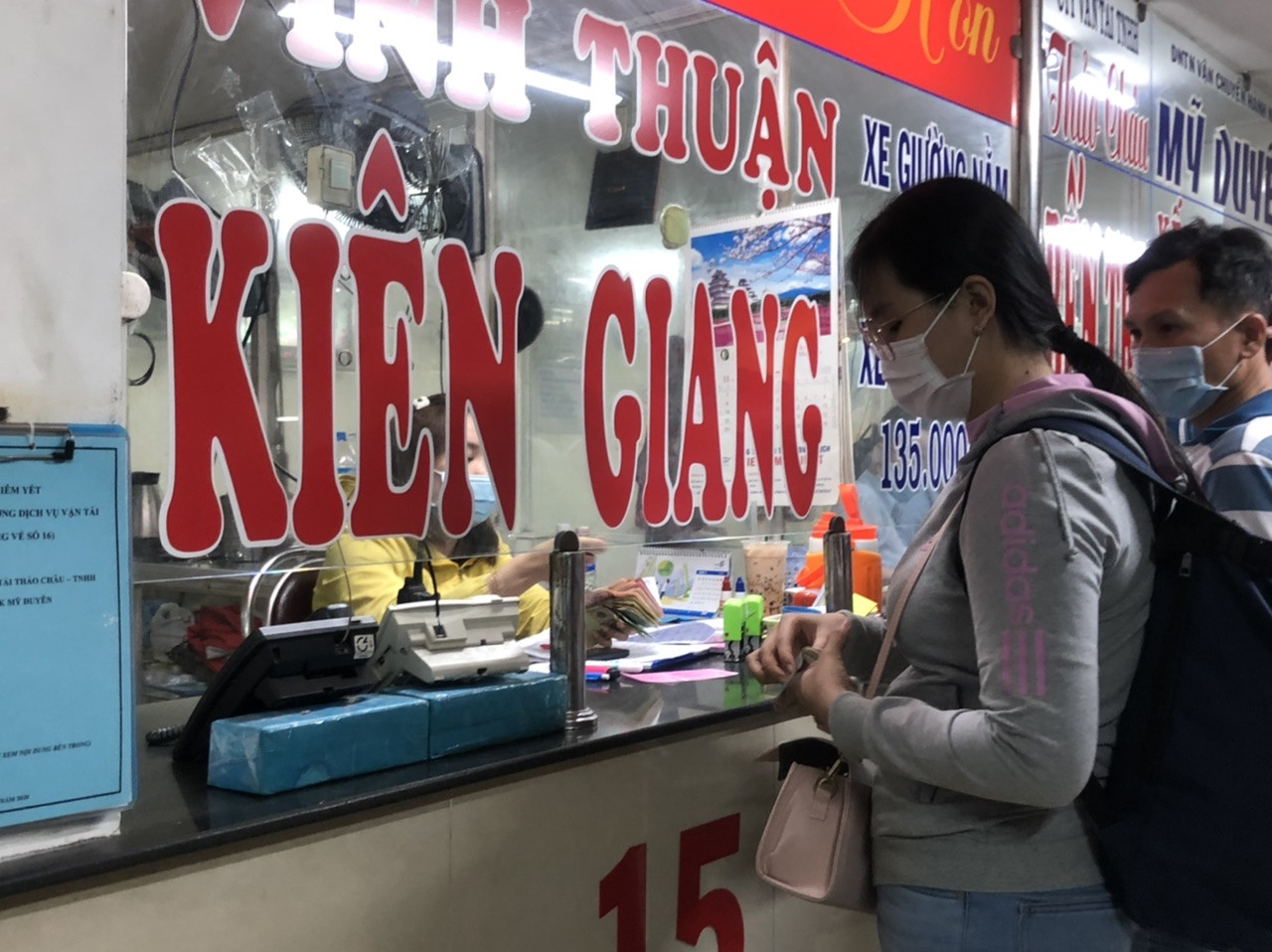 Nghìn nghịt người chen chân mua vé về quê trong đêm cuối năm ảnh 12