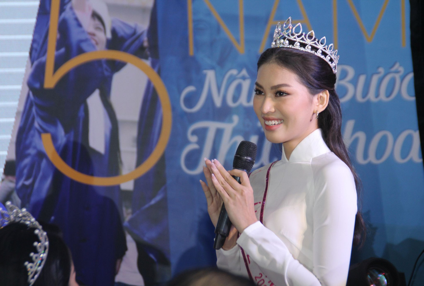Hoa hậu Đỗ Thị Hà tâm sự xúc động với các tân thủ khoa ảnh 4