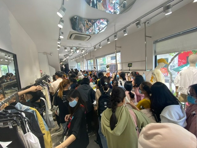 TPHCM: Rồng rắn chen chân mua hàng giảm giá ngày Black Friday ảnh 5