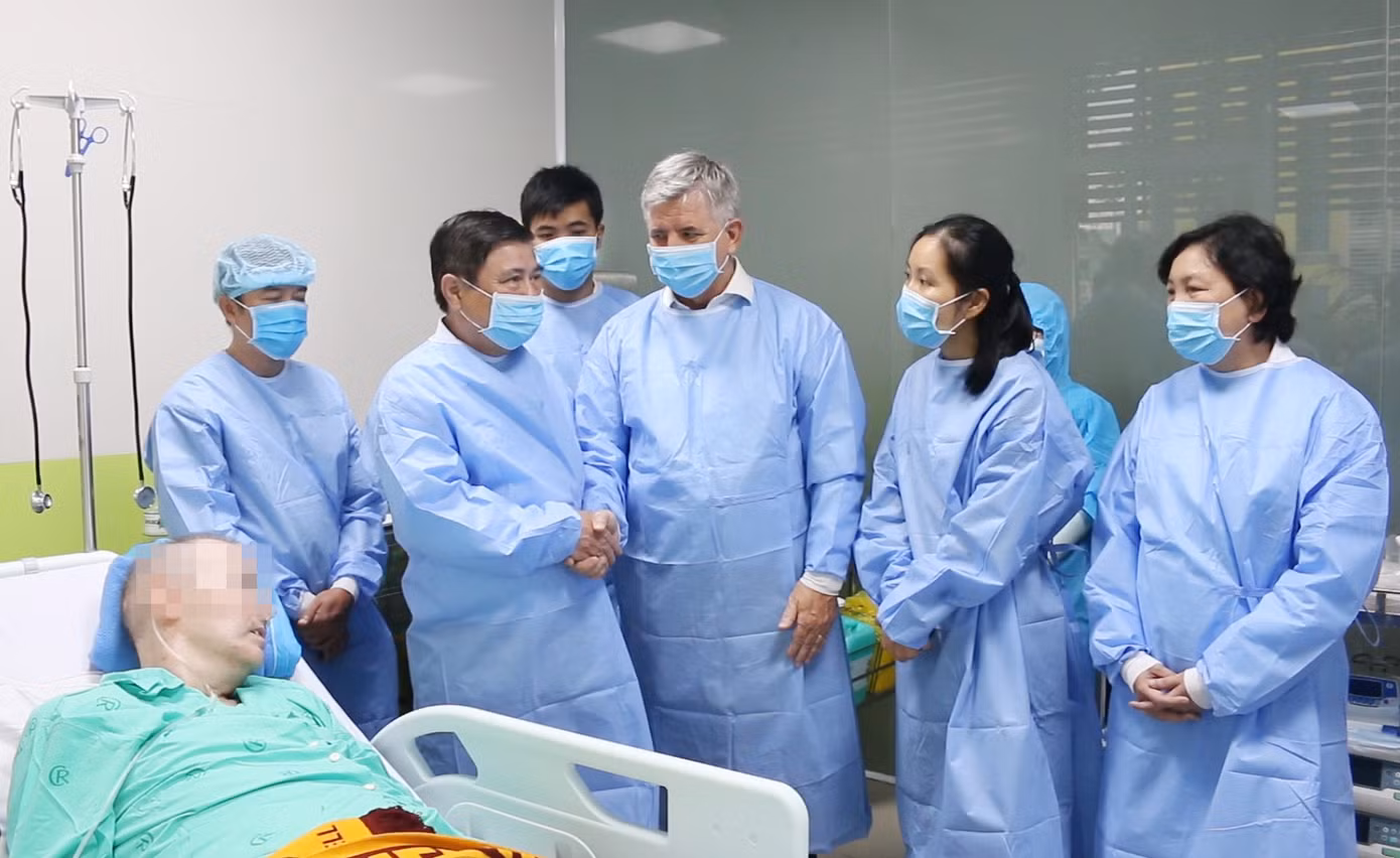 Nam phi công người Anh cười tươi, bắt tay lãnh đạo TPHCM ảnh 1