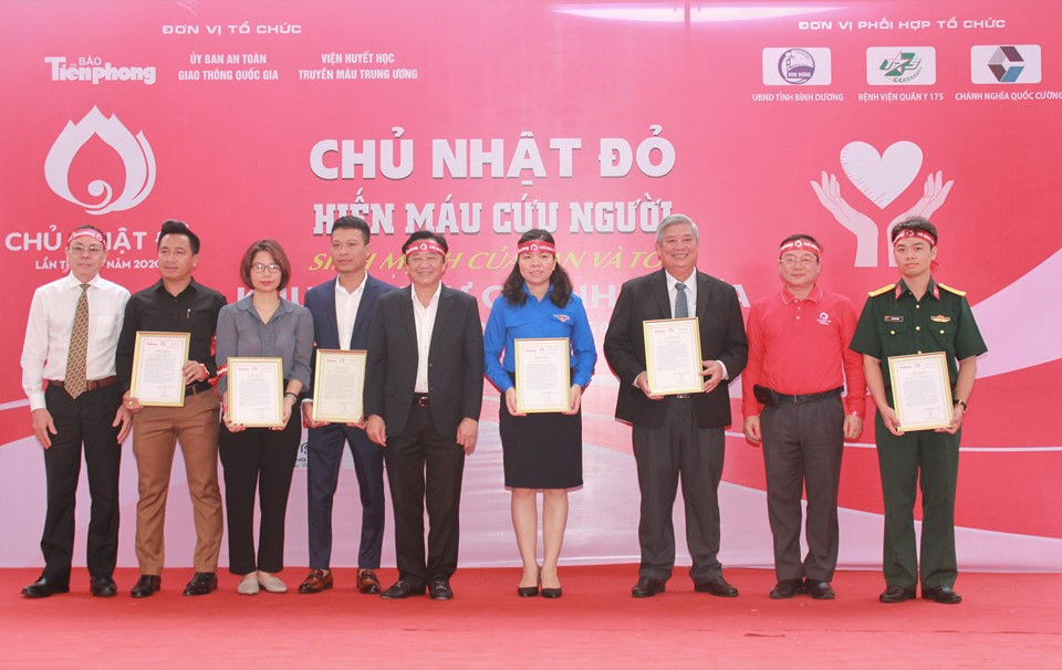 Sôi nổi Chủ nhật Đỏ ở Bình Dương ảnh 4