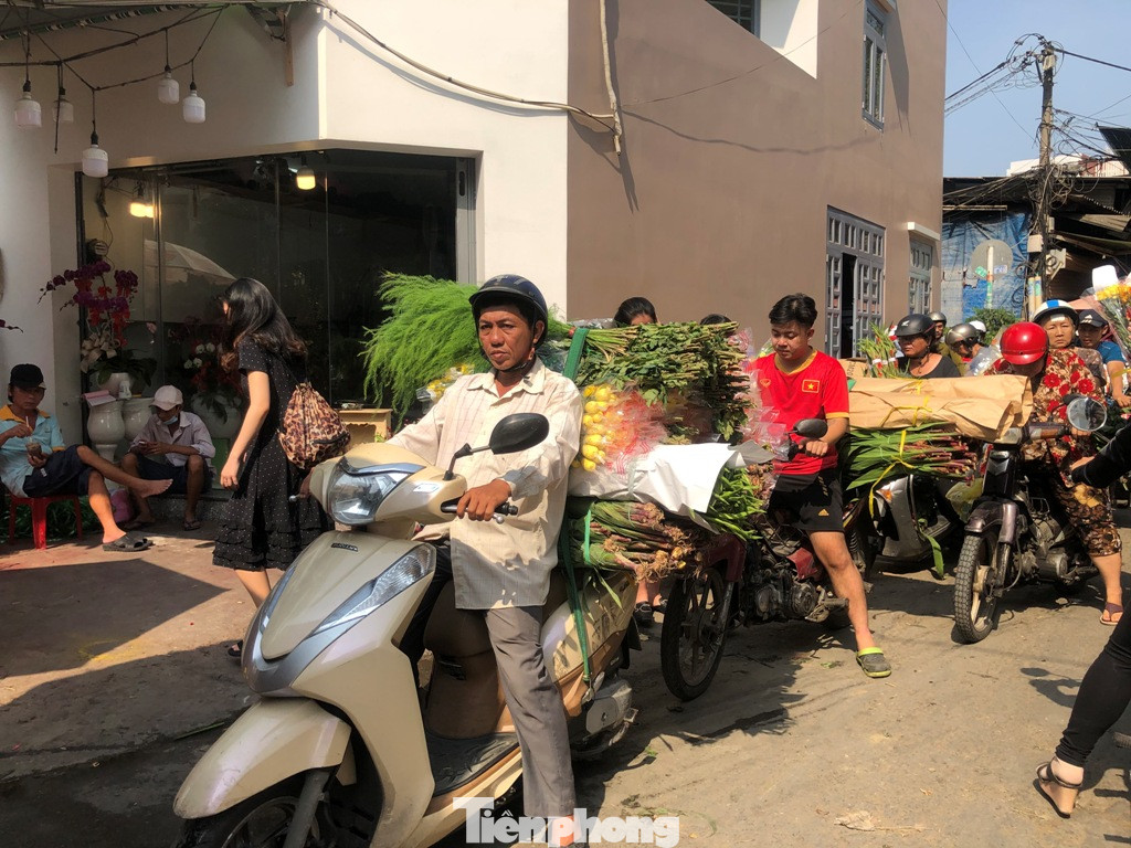 Nghìn nghịt người chen chân ở chợ hoa lớn nhất Sài Gòn ngày cuối năm ảnh 28