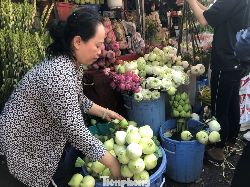 Nghìn nghịt người chen chân ở chợ hoa lớn nhất Sài Gòn ngày cuối năm ảnh 17