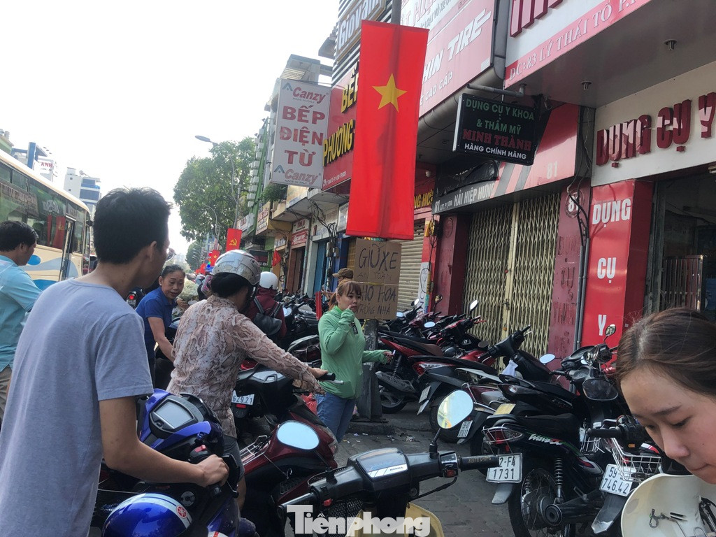 Nghìn nghịt người chen chân ở chợ hoa lớn nhất Sài Gòn ngày cuối năm ảnh 32