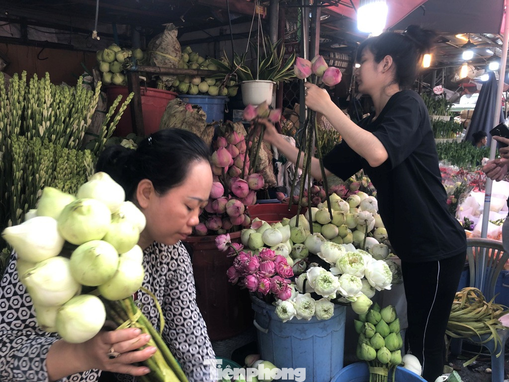 Nghìn nghịt người chen chân ở chợ hoa lớn nhất Sài Gòn ngày cuối năm ảnh 18