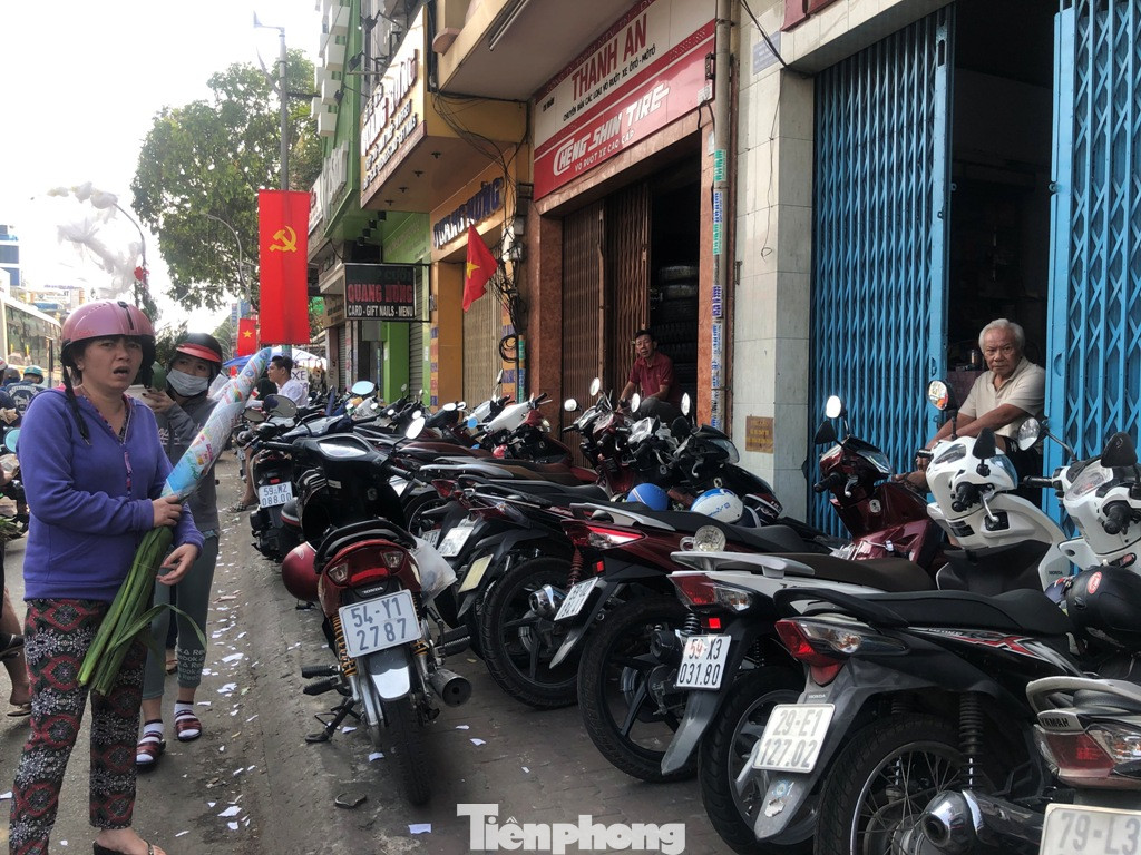 Nghìn nghịt người chen chân ở chợ hoa lớn nhất Sài Gòn ngày cuối năm ảnh 33