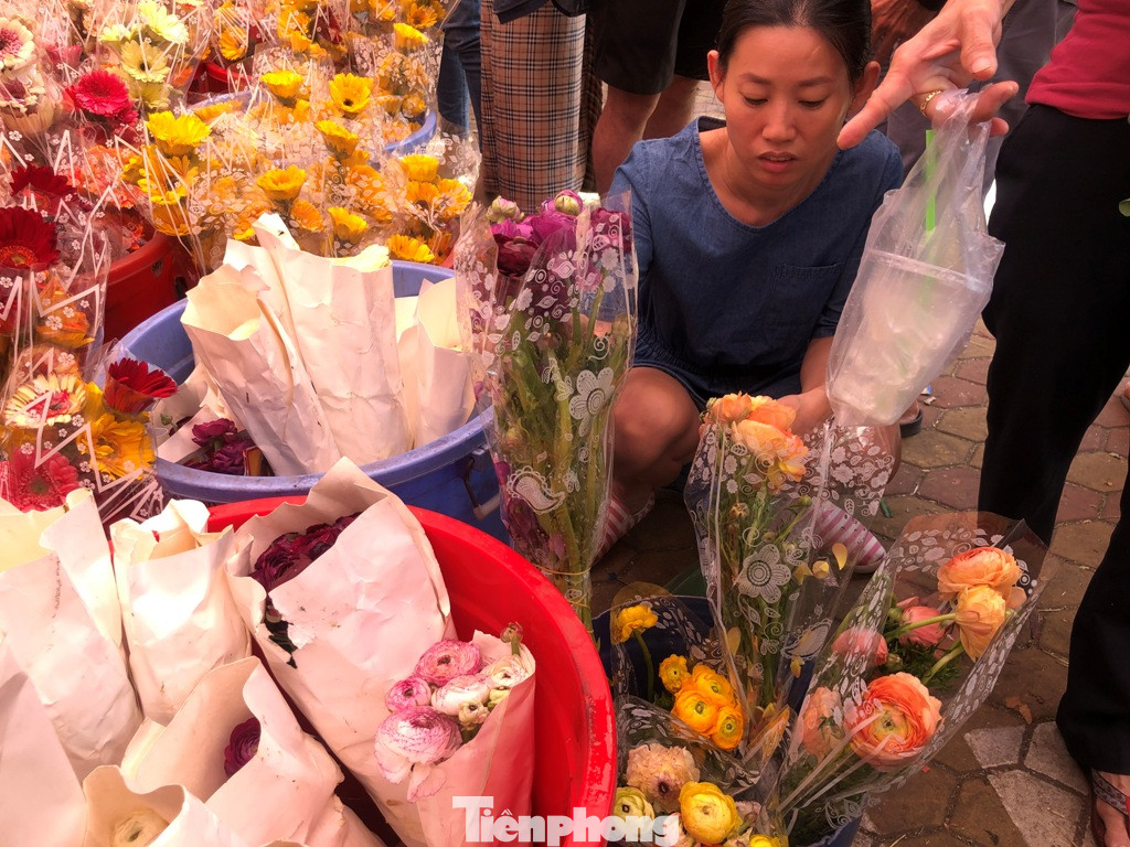 Nghìn nghịt người chen chân ở chợ hoa lớn nhất Sài Gòn ngày cuối năm ảnh 16