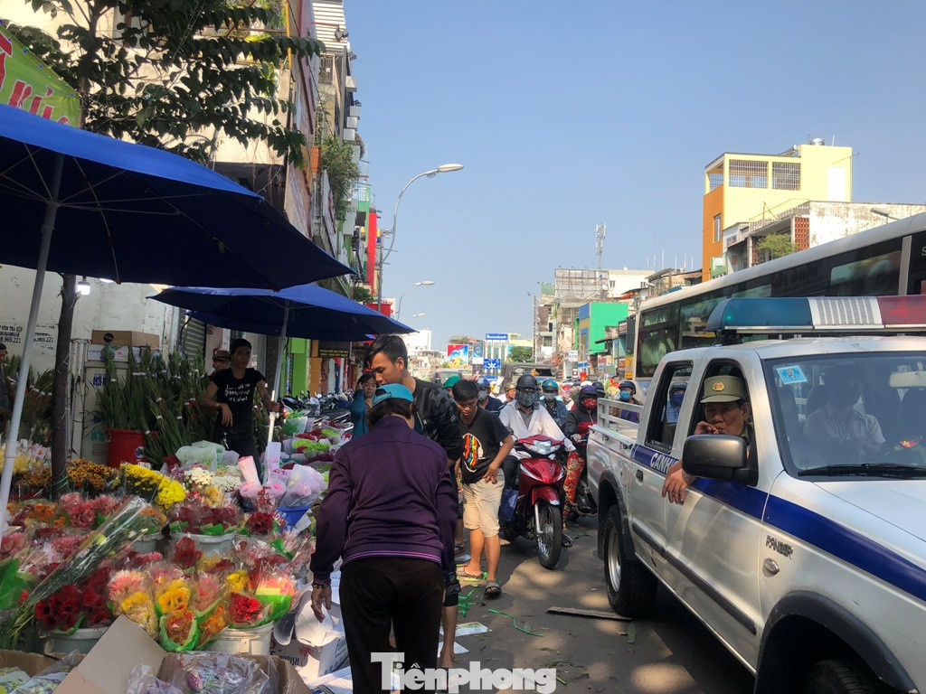 Nghìn nghịt người chen chân ở chợ hoa lớn nhất Sài Gòn ngày cuối năm ảnh 34