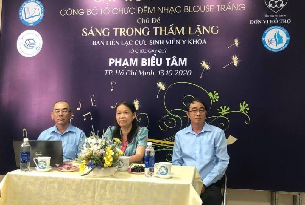 Bác sĩ hát gây quỹ tặng sinh viên khó khăn ảnh 1