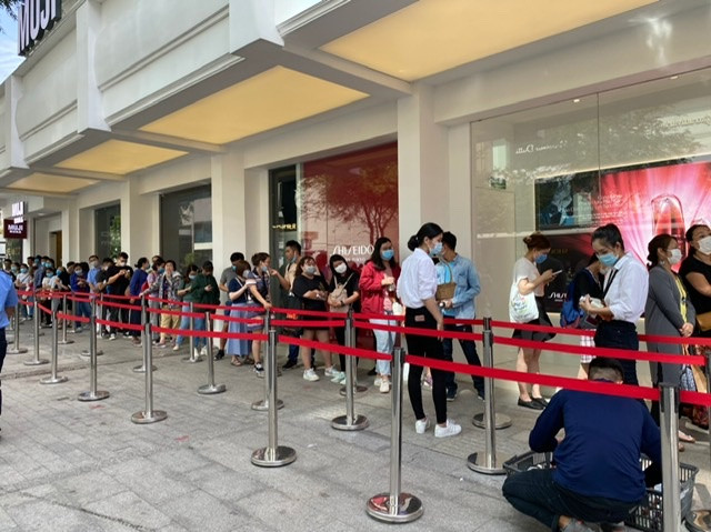 TPHCM: Rồng rắn chen chân mua hàng giảm giá ngày Black Friday ảnh 7