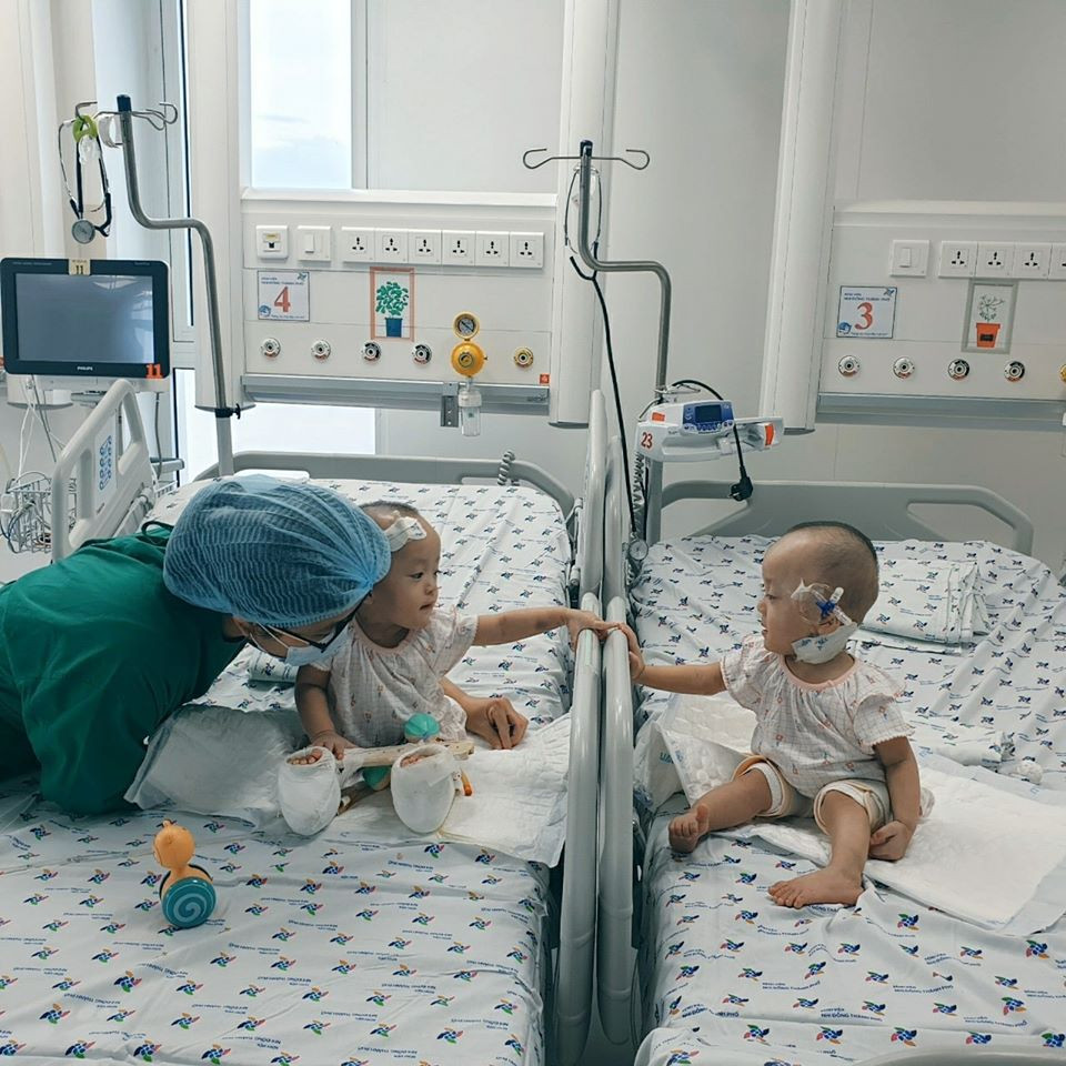 Sau ca mổ tách rời, Trúc Nhi – Diệu Nhi lần đầu xích lại gần, chạm tay nhau ảnh 1