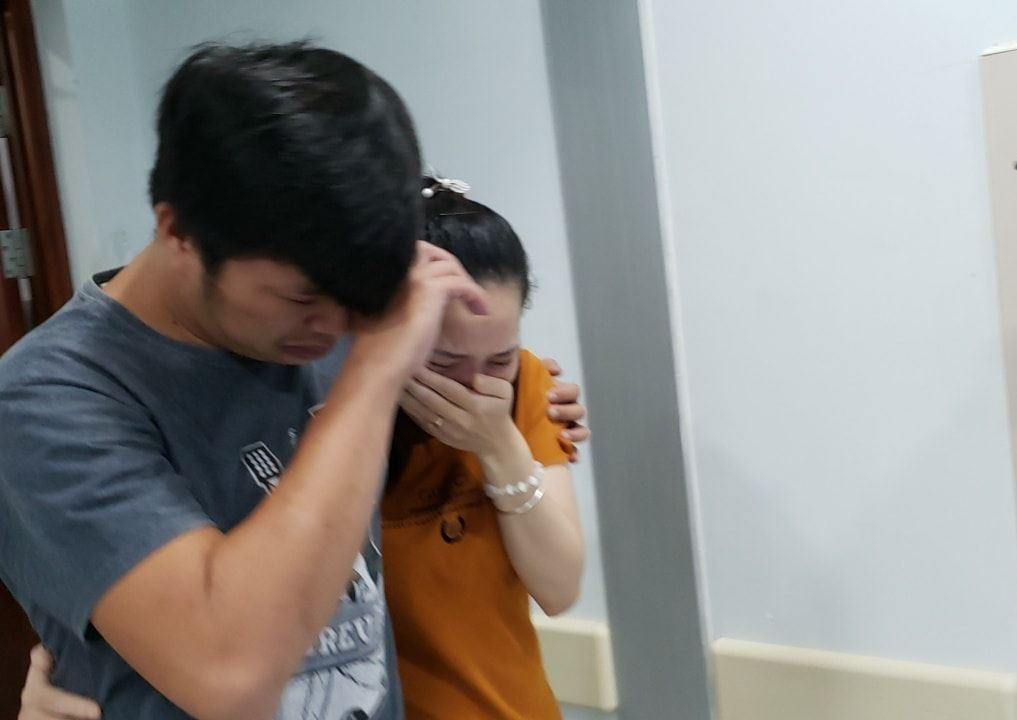 Phẫu thuật tách cặp song sinh 'dùng chung một tã': Cha mẹ khóc nức nở ảnh 3