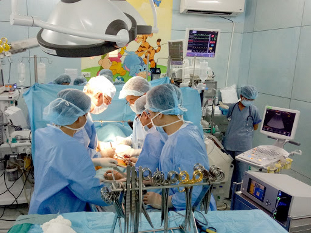 Nghi án bé trai thủng tim do bị đâm: Bệnh nhi đã tỉnh ảnh 2