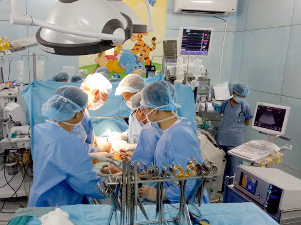 Nghi án bé trai thủng tim do bị đâm: Bệnh nhi đã tỉnh ảnh 2