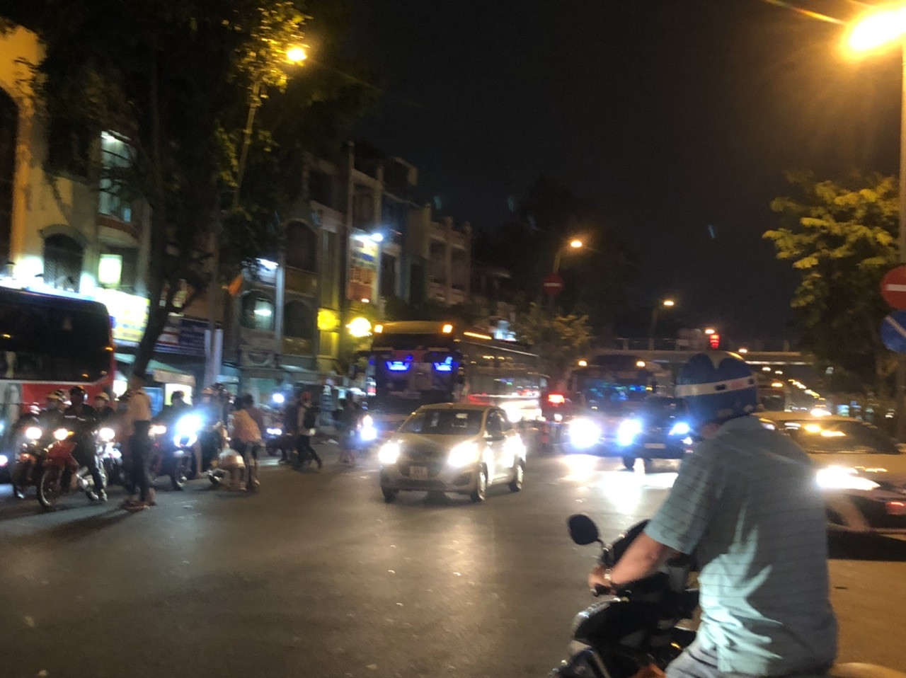 Nghìn nghịt người chen chân mua vé về quê trong đêm cuối năm ảnh 14