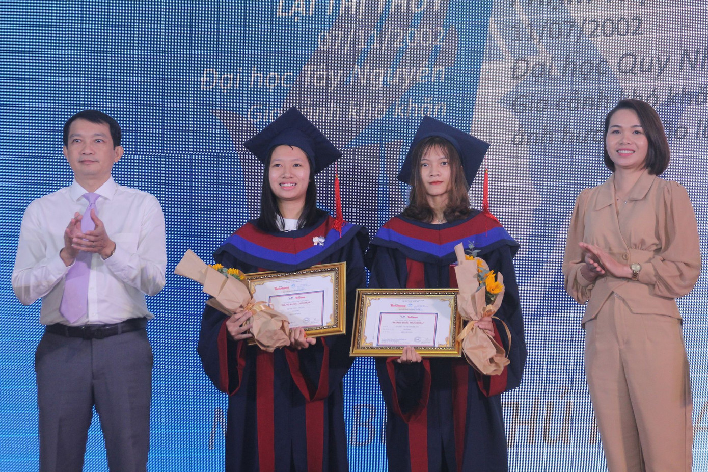 Phần thưởng bất ngờ dành cho cô thủ khoa người H'rê Đinh Thị Huệ ảnh 12