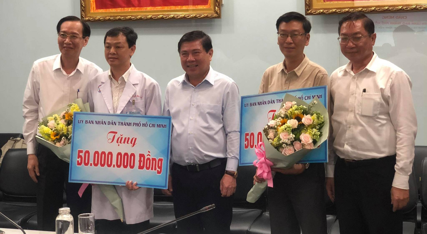 Nam phi công người Anh cười tươi, bắt tay lãnh đạo TPHCM ảnh 2