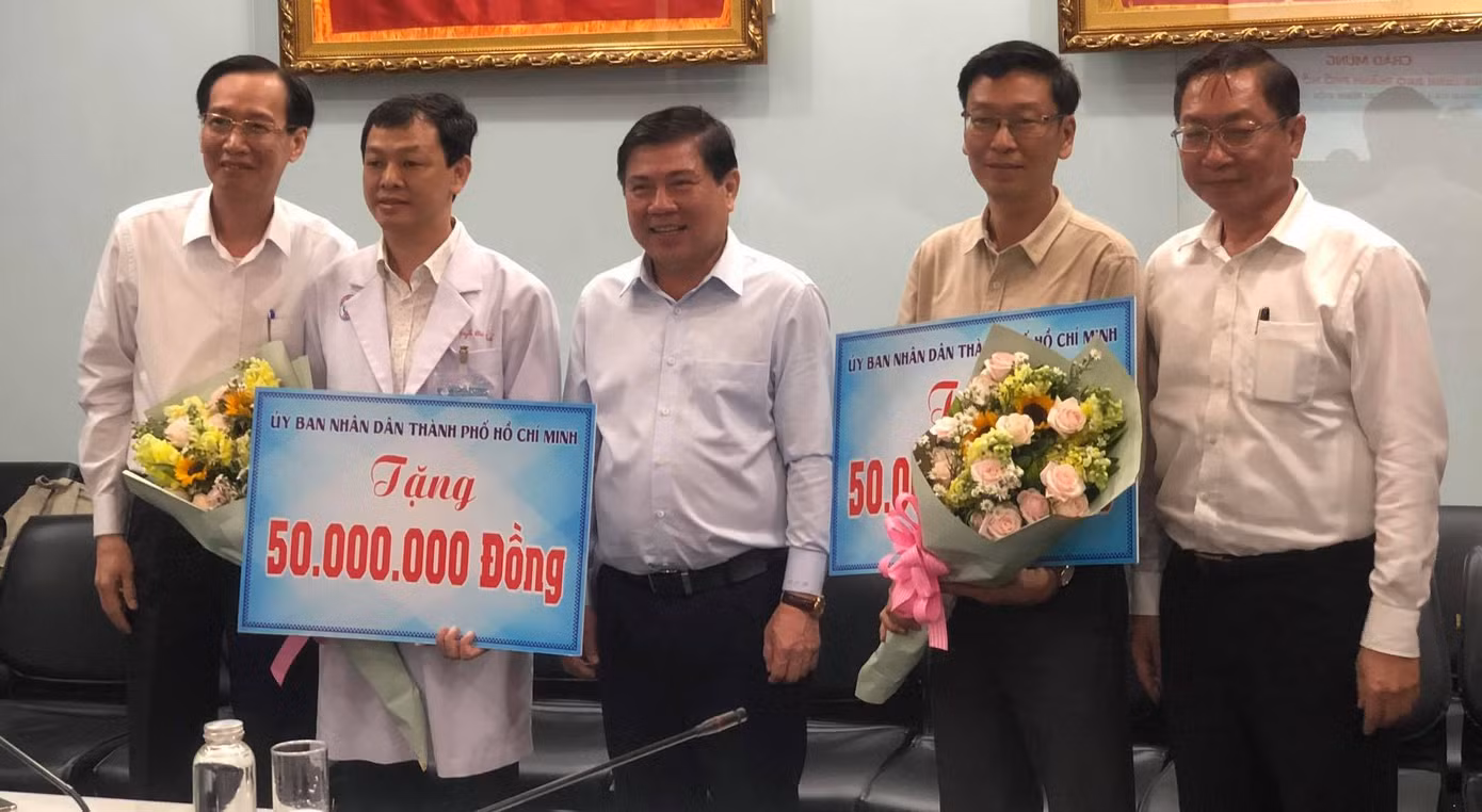 Nam phi công người Anh cười tươi, bắt tay lãnh đạo TPHCM ảnh 2