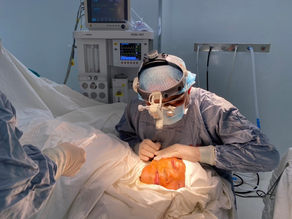 Cứu cô gái trẻ 22 năm mang 'khuôn mặt quỷ' ảnh 2