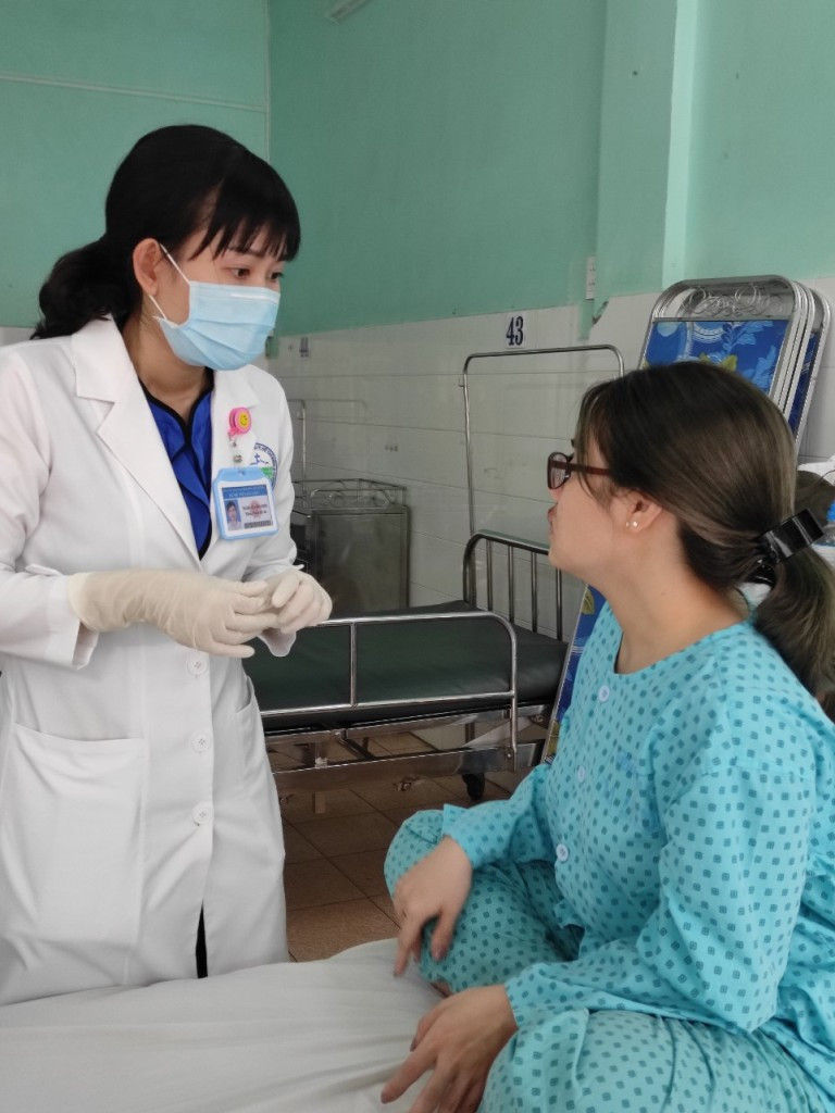 TPHCM: Cô gái trẻ sưng phù mặt khi tiêm filler làm đẹp ảnh 2