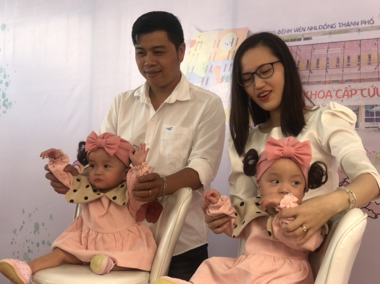 Song Nhi xúng xính áo hồng trong ngày xuất viện ảnh 1