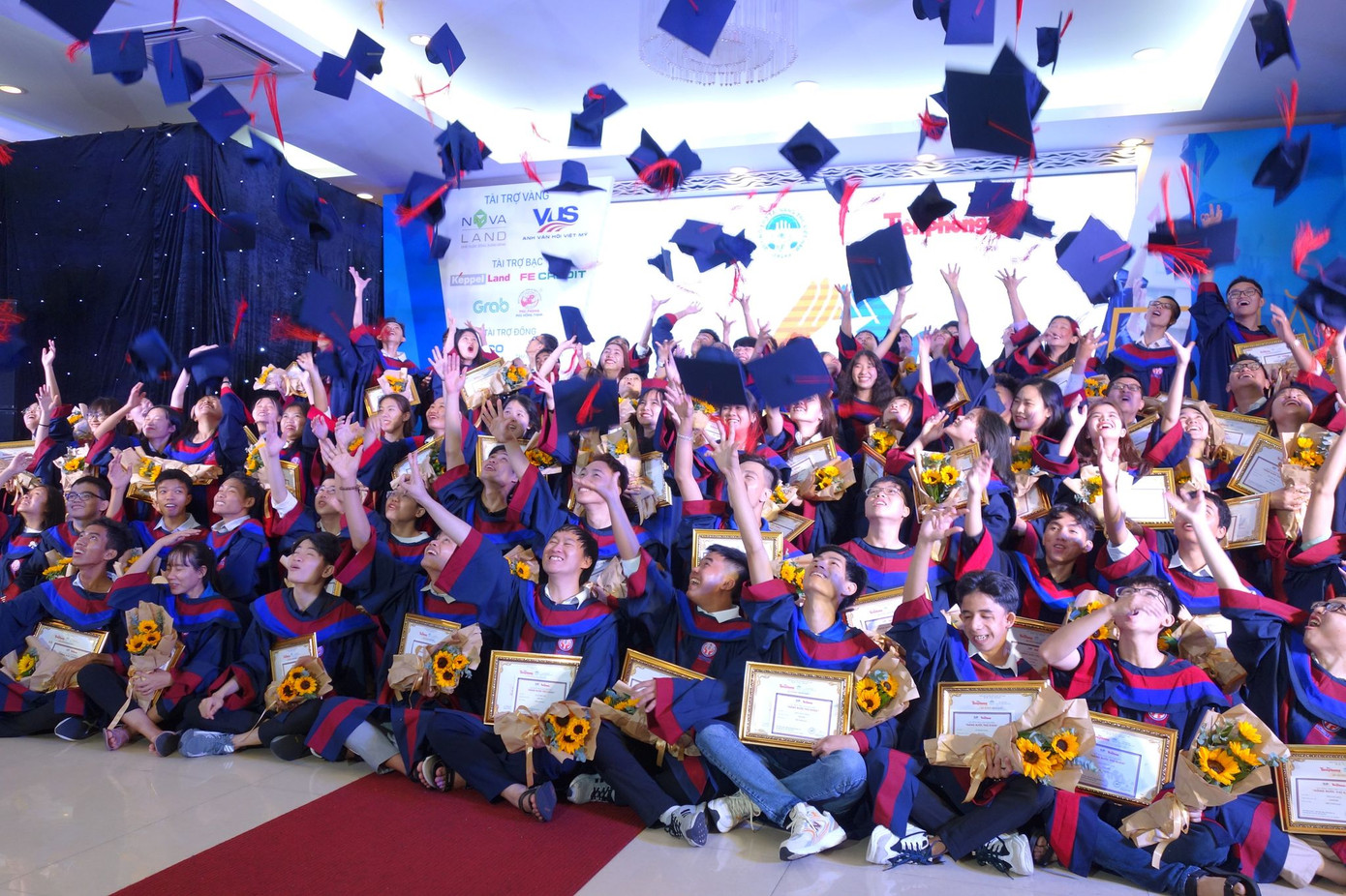 Phần thưởng bất ngờ dành cho cô thủ khoa người H'rê Đinh Thị Huệ ảnh 1