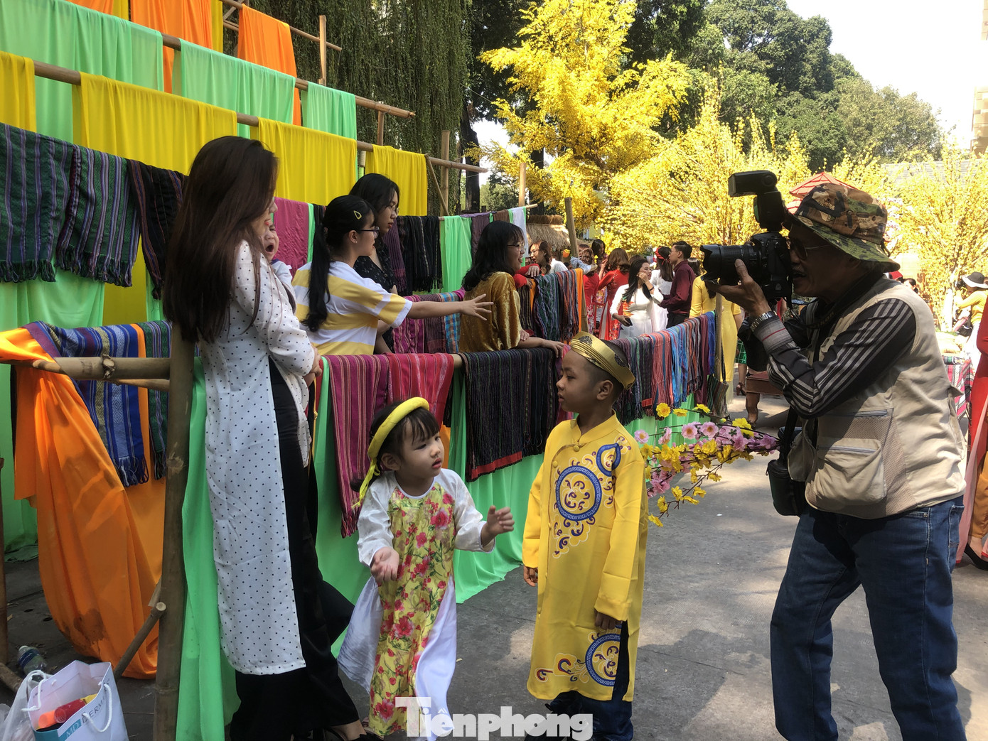 Chở thuê hoa tết đút túi tiền triệu mỗi ngày ảnh 14