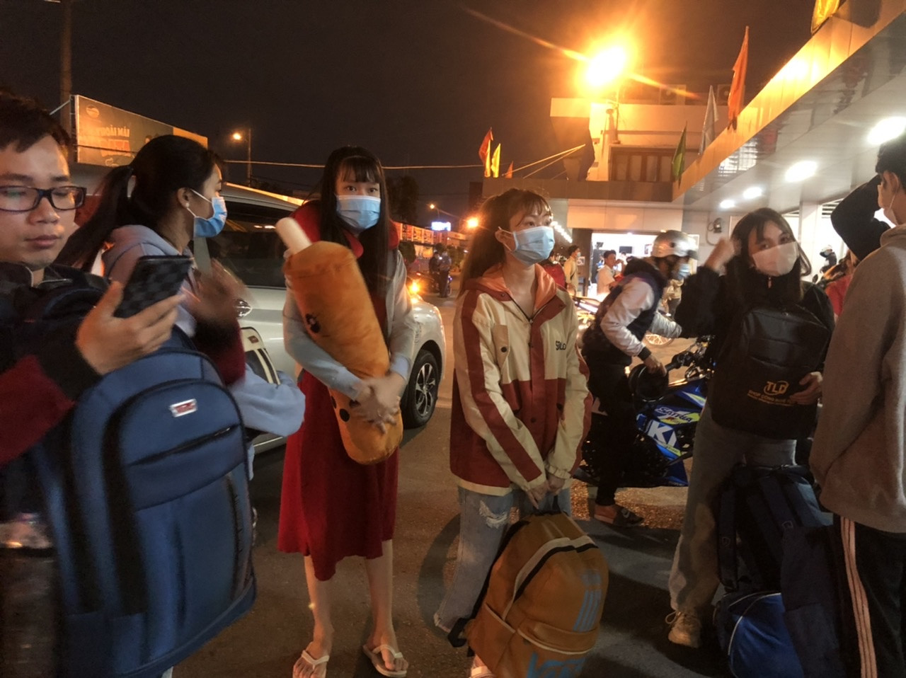 Nghìn nghịt người chen chân mua vé về quê trong đêm cuối năm ảnh 6