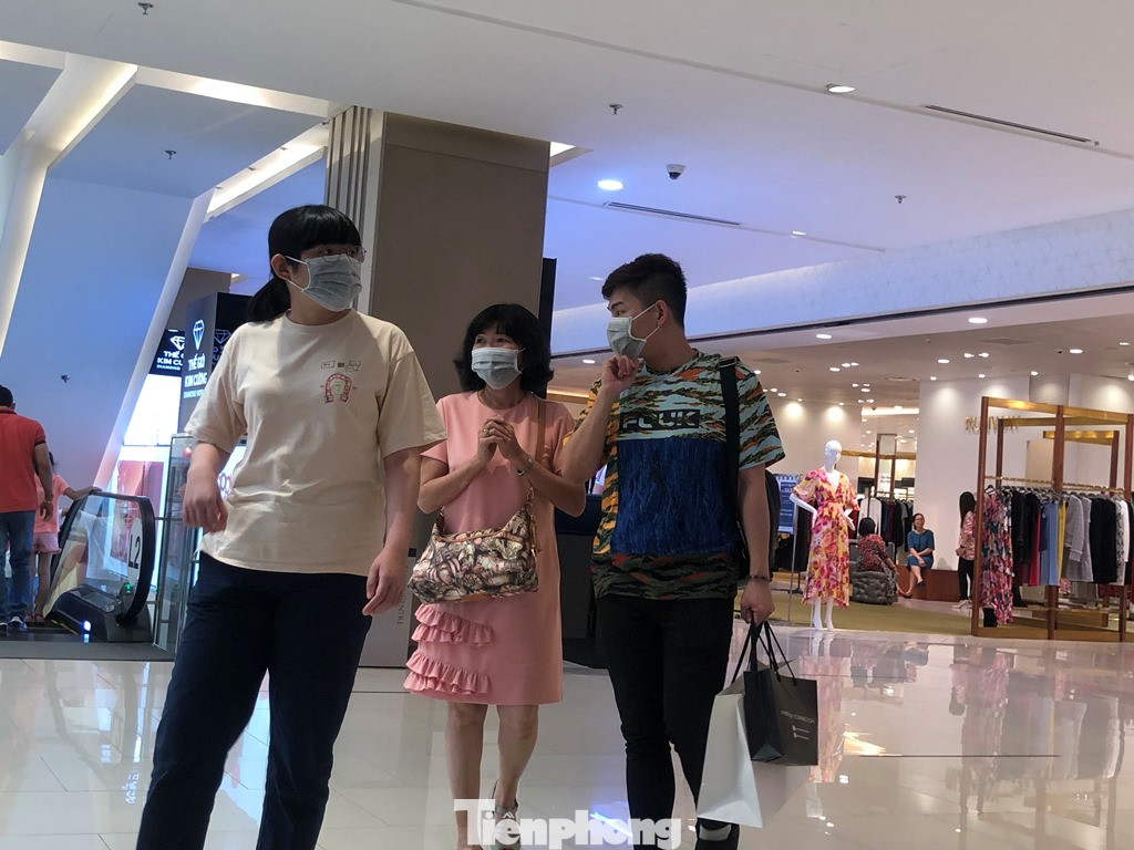 Sợ virus corona, nhân viên ở nhiều trung tâm thương mại đeo khẩu trang đón khách ảnh 15
