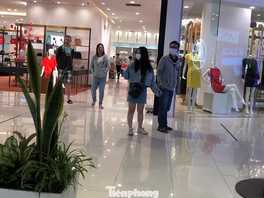 Sợ virus corona, nhân viên ở nhiều trung tâm thương mại đeo khẩu trang đón khách ảnh 13