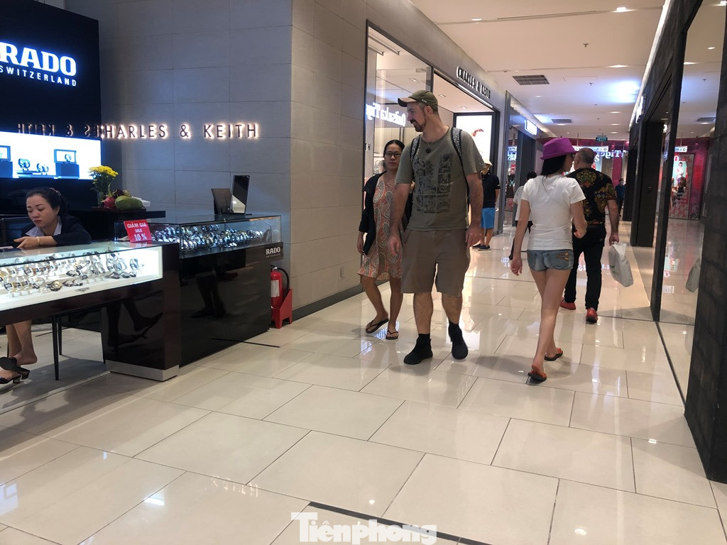 Sợ virus corona, nhân viên ở nhiều trung tâm thương mại đeo khẩu trang đón khách ảnh 16