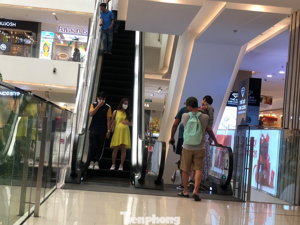 Sợ virus corona, nhân viên ở nhiều trung tâm thương mại đeo khẩu trang đón khách ảnh 14