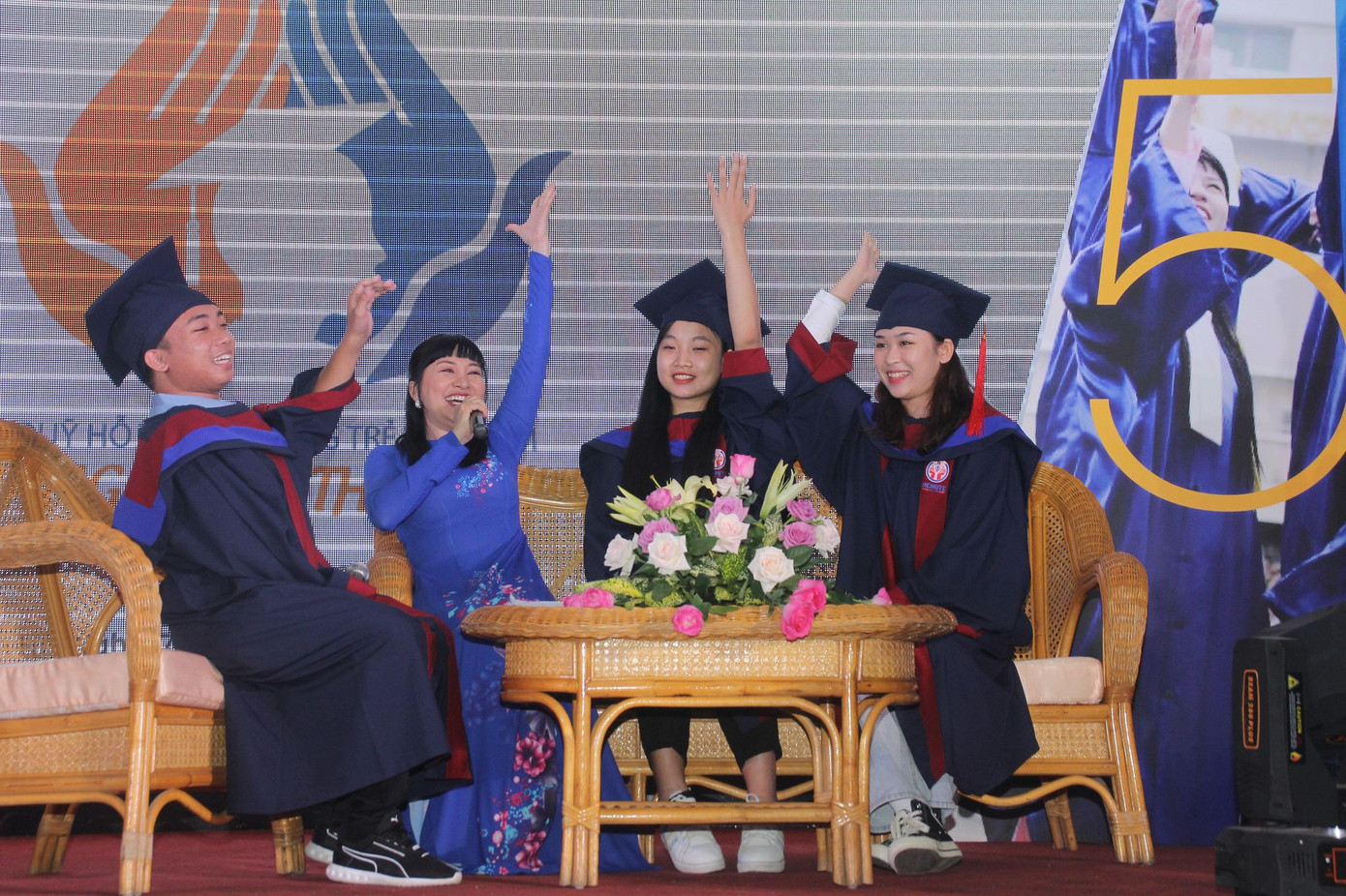 Phần thưởng bất ngờ dành cho cô thủ khoa người H'rê Đinh Thị Huệ ảnh 2