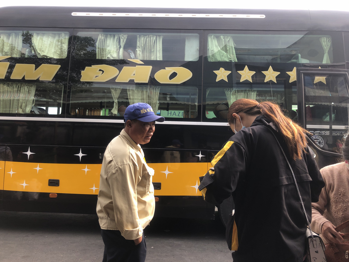 Nhiều người dân, du khách TPHCM không đeo khẩu trang nơi công cộng ảnh 4