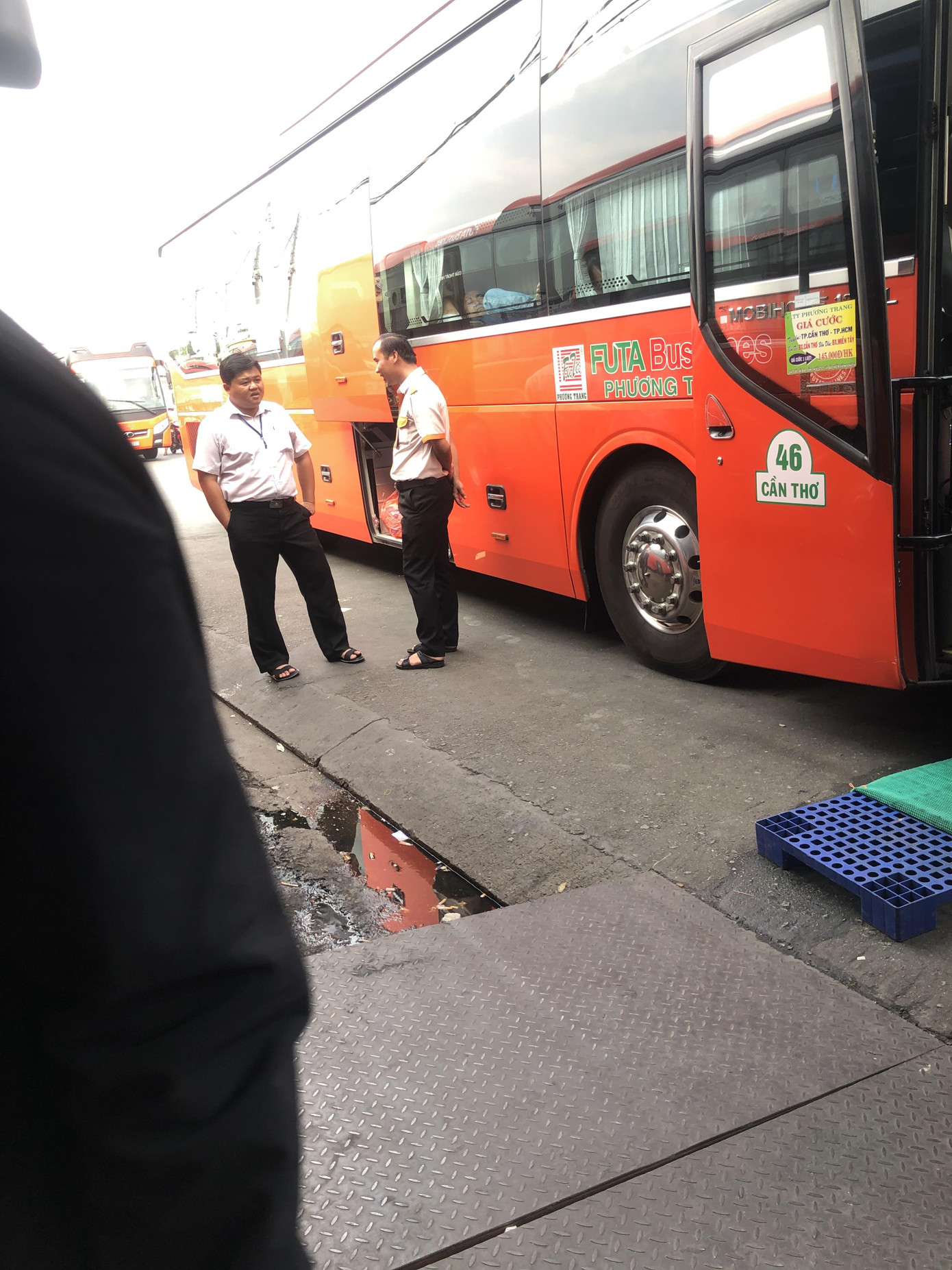 Nhiều người dân, du khách TPHCM không đeo khẩu trang nơi công cộng ảnh 6