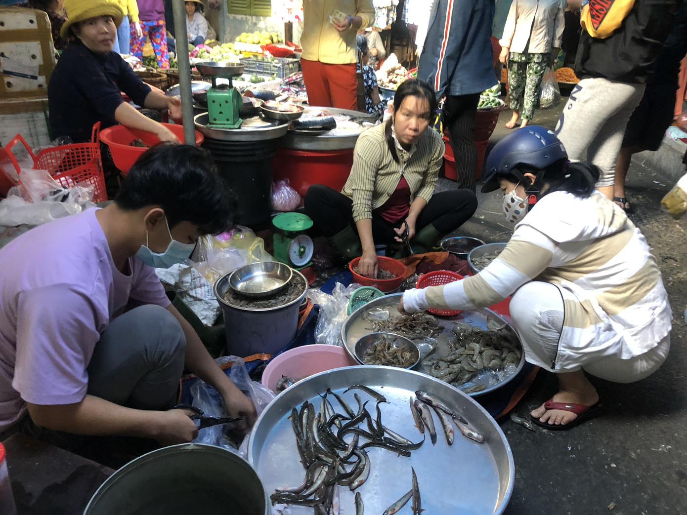 Nhiều người dân, du khách TPHCM không đeo khẩu trang nơi công cộng ảnh 2