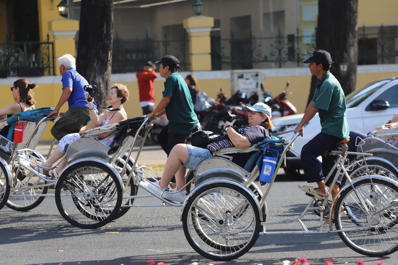 Nhiều người dân, du khách TPHCM không đeo khẩu trang nơi công cộng ảnh 10