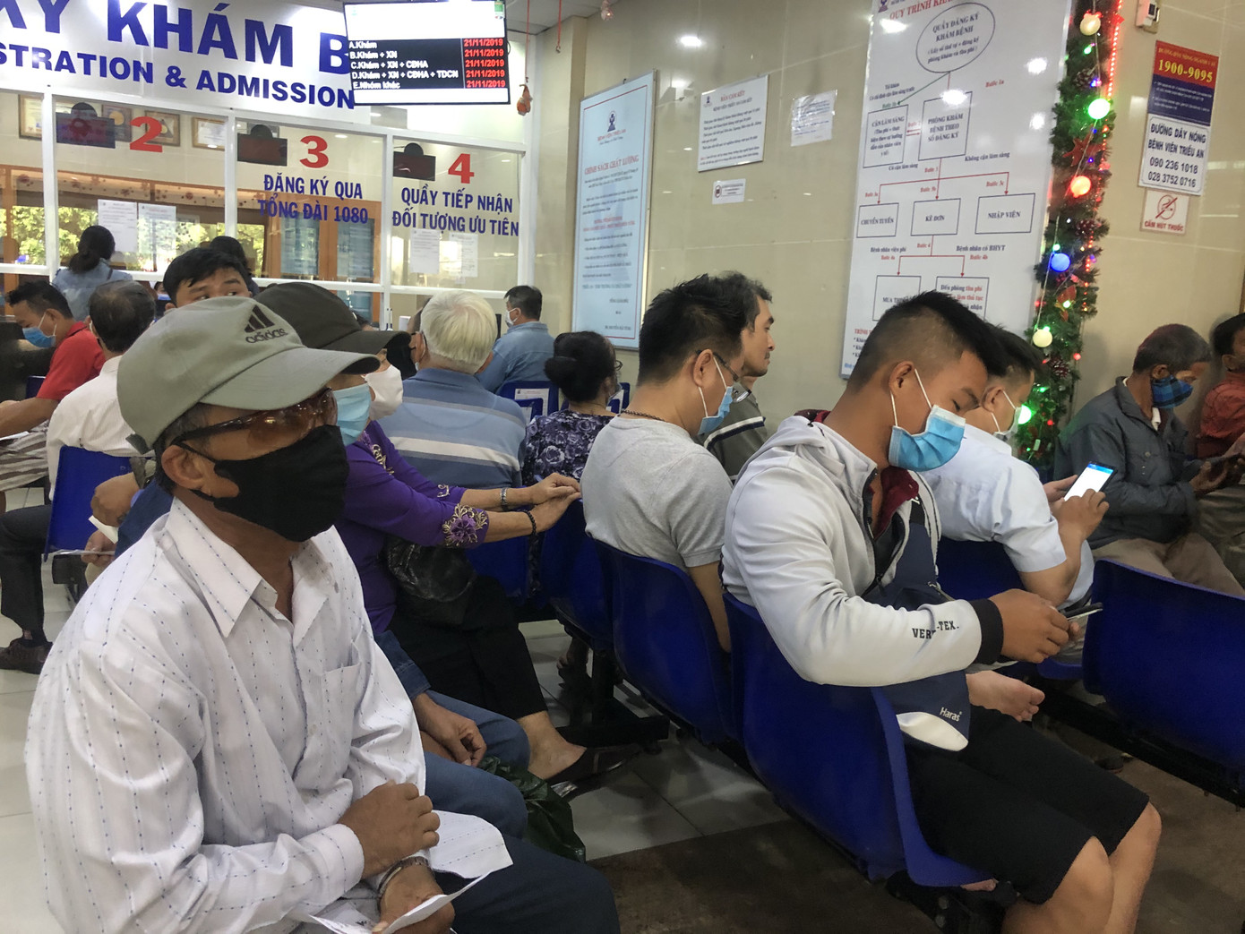 Nhiều người dân, du khách TPHCM không đeo khẩu trang nơi công cộng ảnh 1