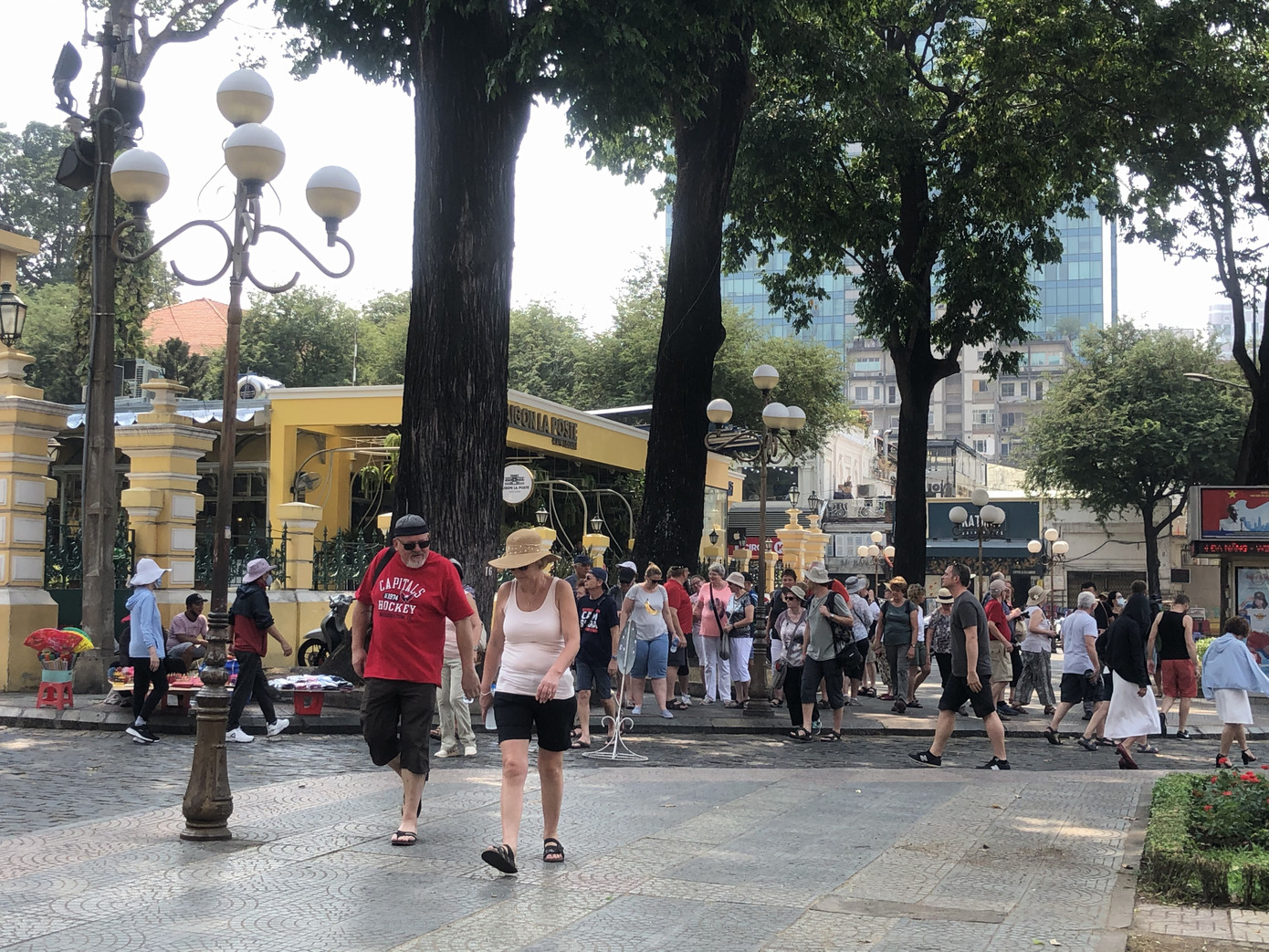 Nhiều người dân, du khách TPHCM không đeo khẩu trang nơi công cộng ảnh 7