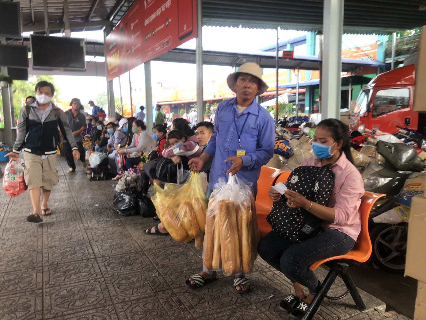 Nhiều người dân, du khách TPHCM không đeo khẩu trang nơi công cộng ảnh 3